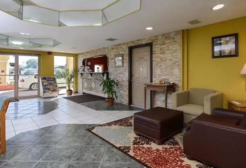 Travel Inn Уинтер-Хейвен Экстерьер фото