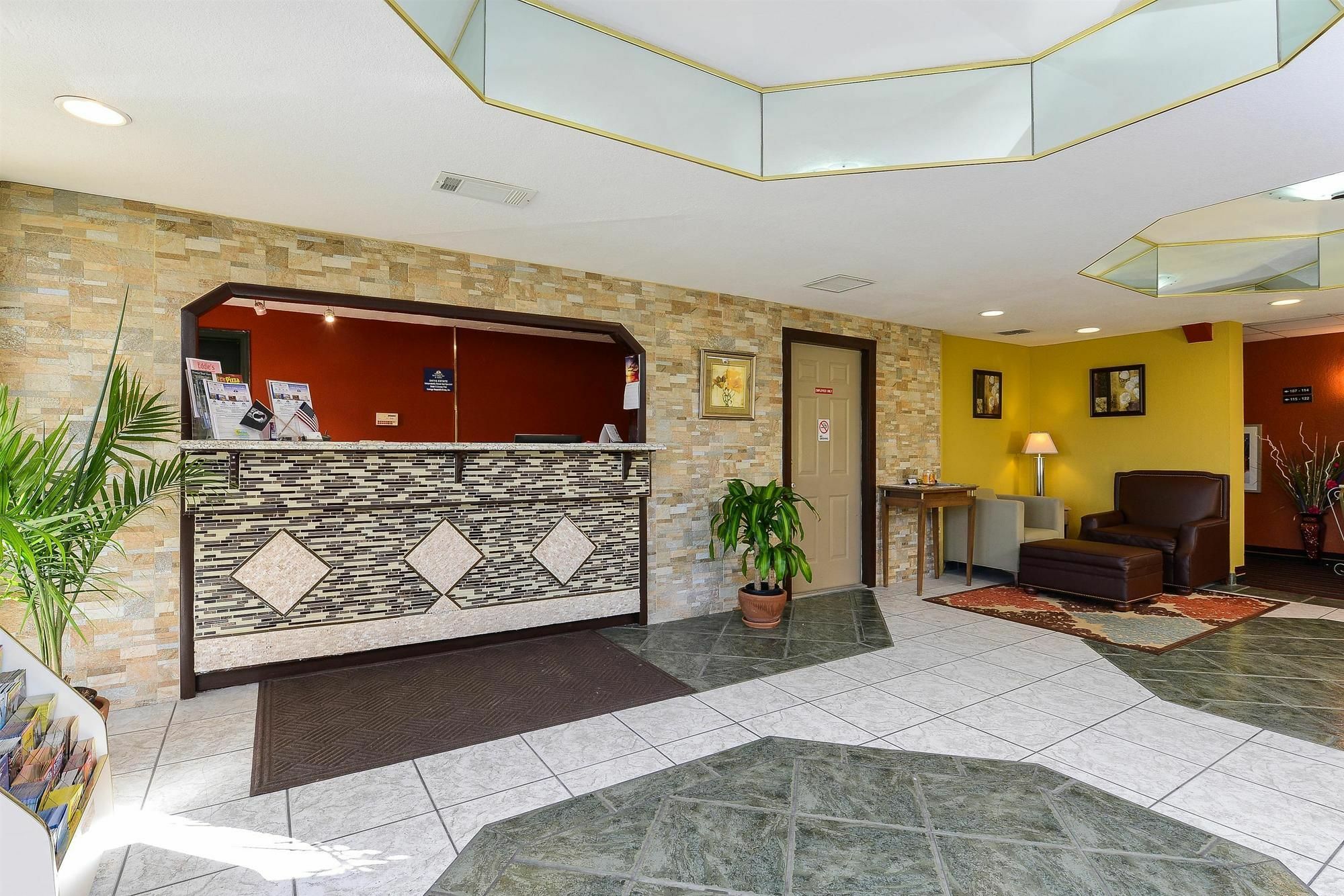 Travel Inn Уинтер-Хейвен Экстерьер фото